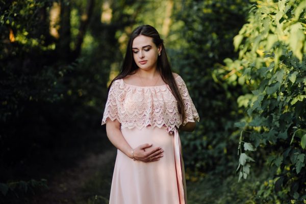 beautiful-portrait-pregnant-woman-min