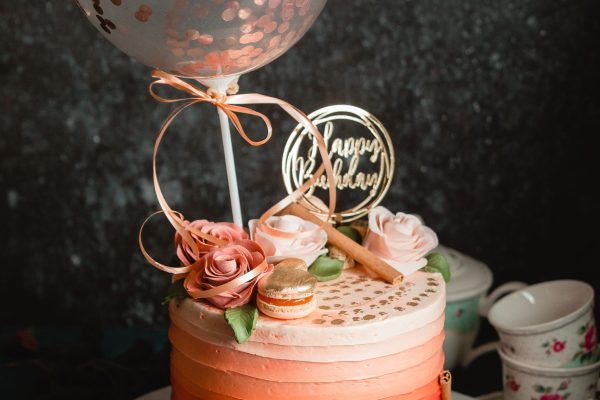 birthday-cake-with-cream-roses-macaroons-min