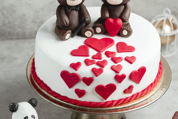 cake-decorated-with-hearts-chocolate-bears-min