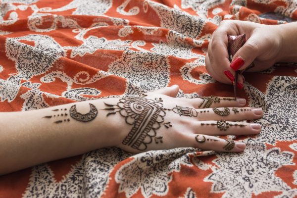 master-tattooing-mehndi-paint-woman-hand-min