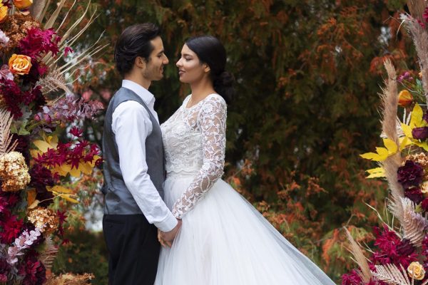 smiley-couple-posing-wedding-full-shot-min